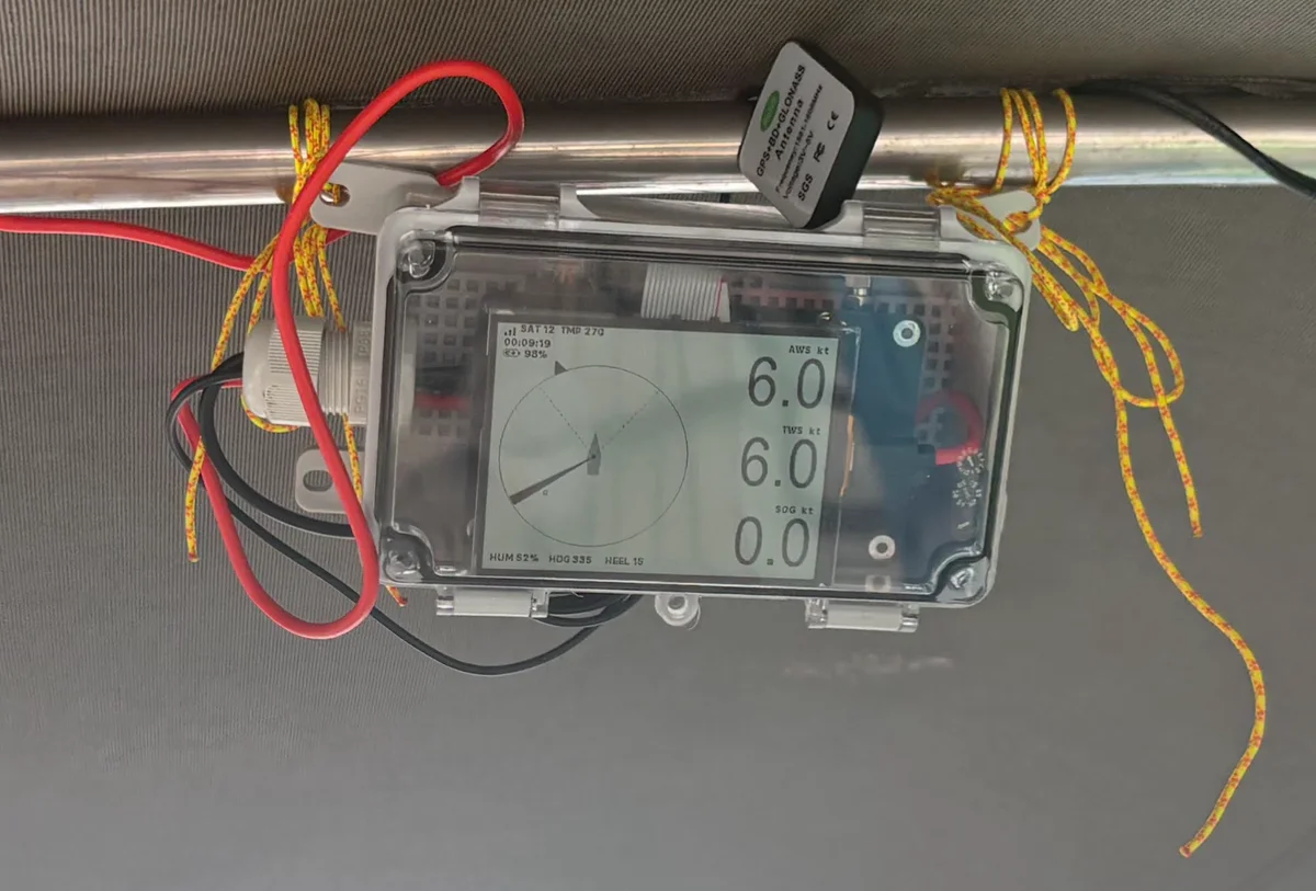Prototyp Veetr s reflexním LCD v průhledné krabičce, externí GPS anténou a prototypovým zapojením